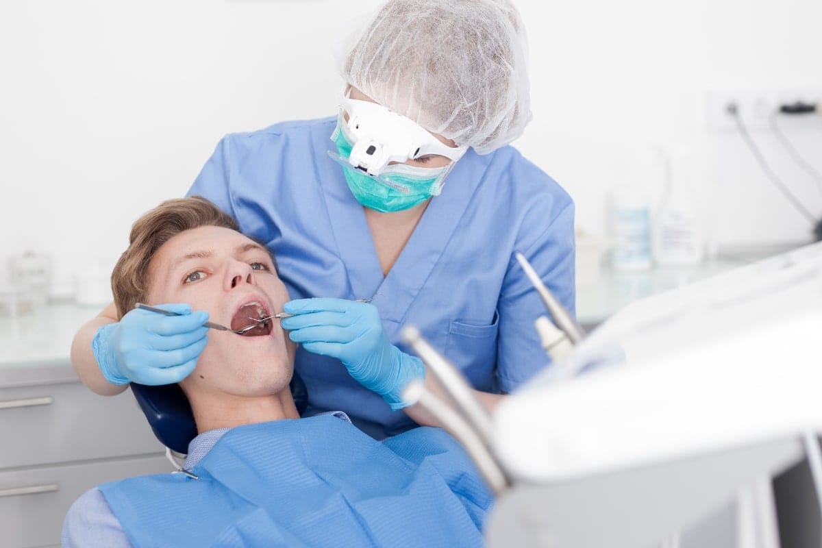 Chirurgien opère un patient