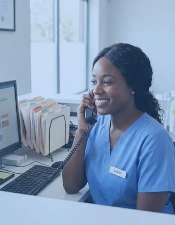 Assistante au téléphone du cabinet dentaire de Piton Saint-Leu