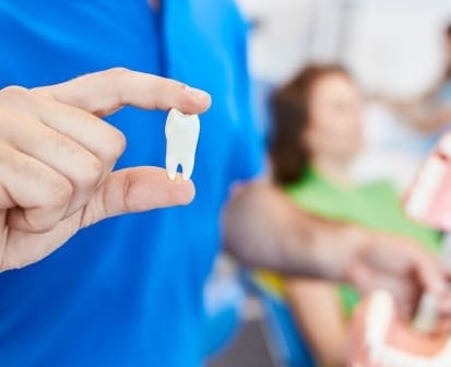 Fausse dent extraite, illustration extraction