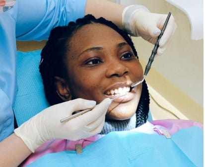 patiente réunionnaise souriante pendant détartrage