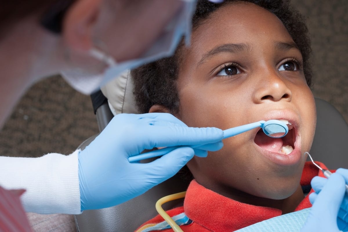Enfant réunionnais traitement des dents dentiste Piton Saint-Leu